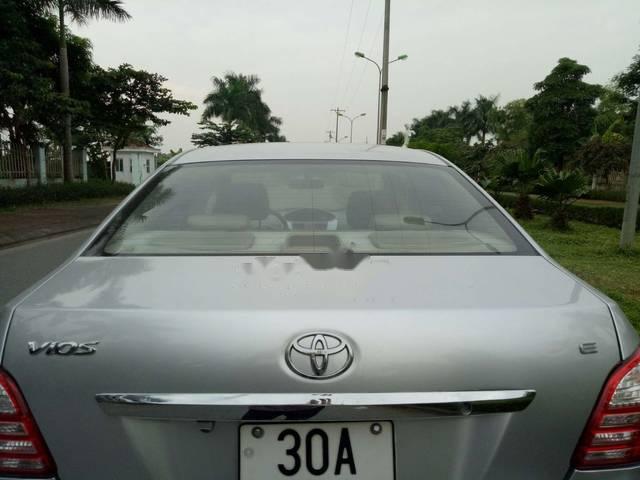 Toyota Vios E  2010 - Cần bán lại xe Toyota Vios E 2010, màu bạc, giá tốt