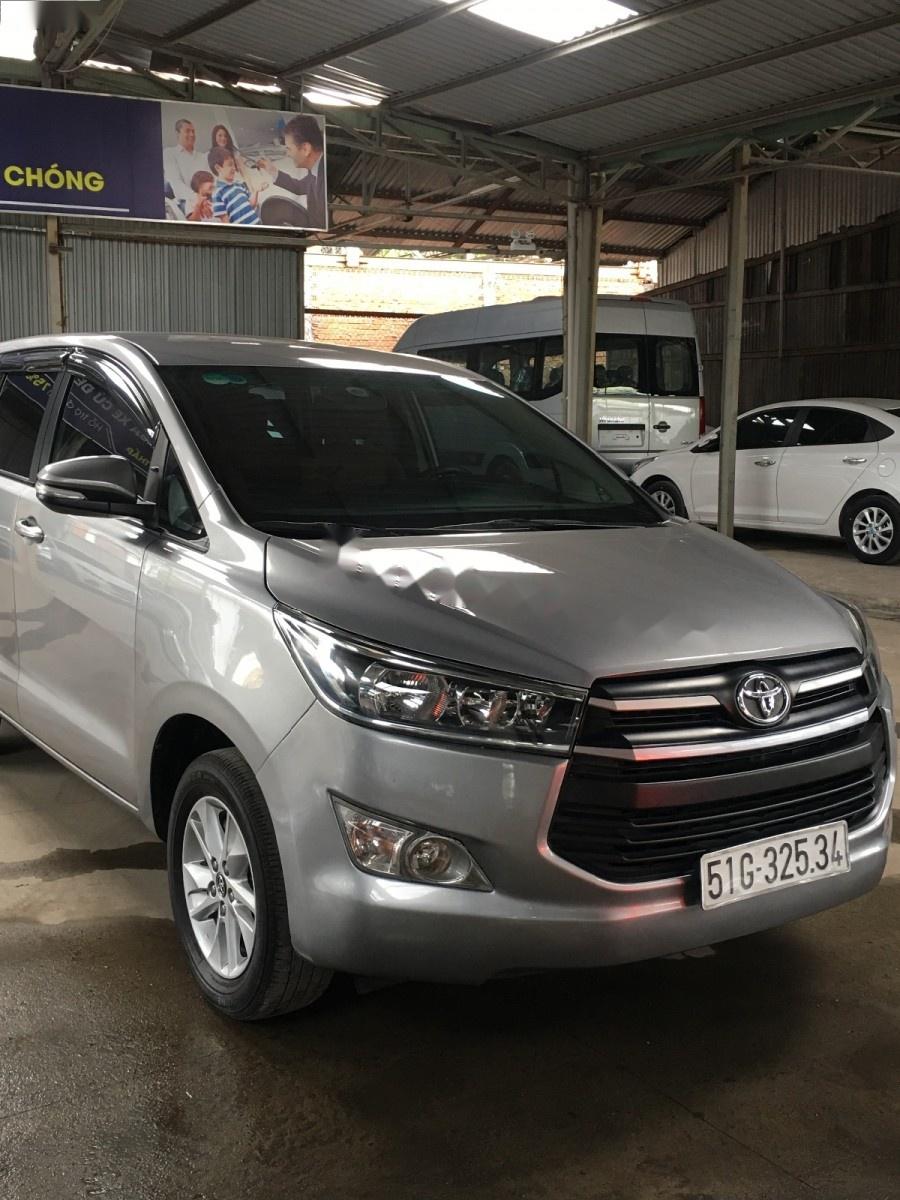 Toyota Innova 2017 - Bán xe Toyota Innova năm 2017, màu bạc số sàn