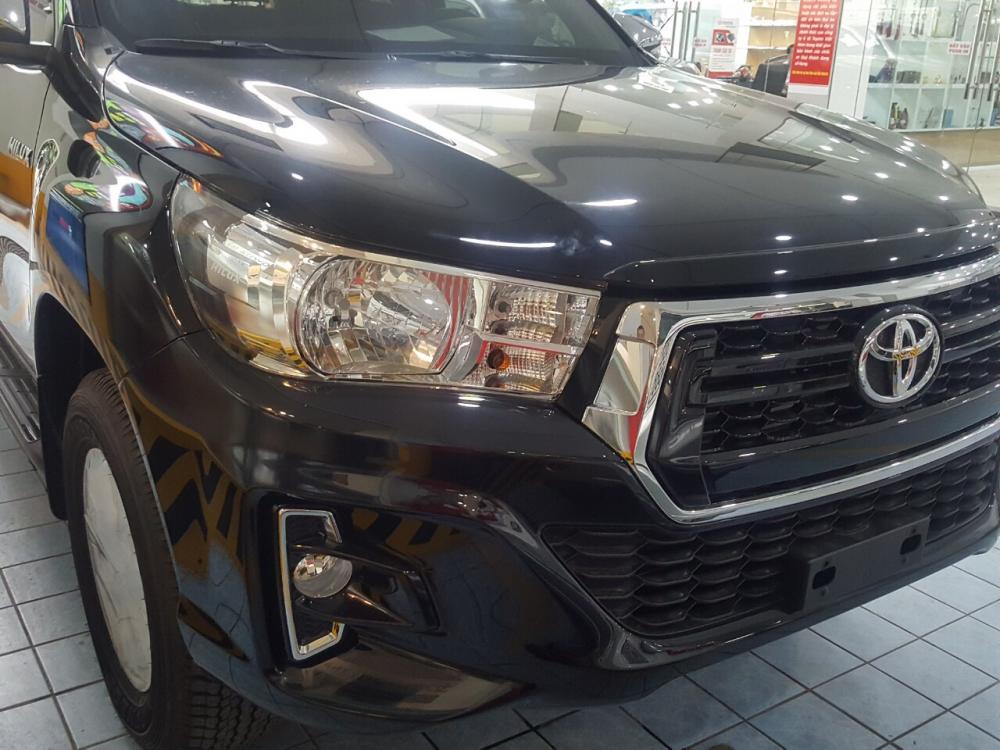 Toyota Hilux E(4x2)AT 2018 - Bán Toyota Hilux E(4x2)AT sản xuất năm 2018, màu đen, nhập khẩu, giá chỉ 695 triệu