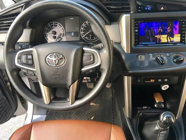 Toyota Innova  2.0E 2016 - Cần bán xe Toyota Innova sản xuất năm 2016, màu bạc số sàn