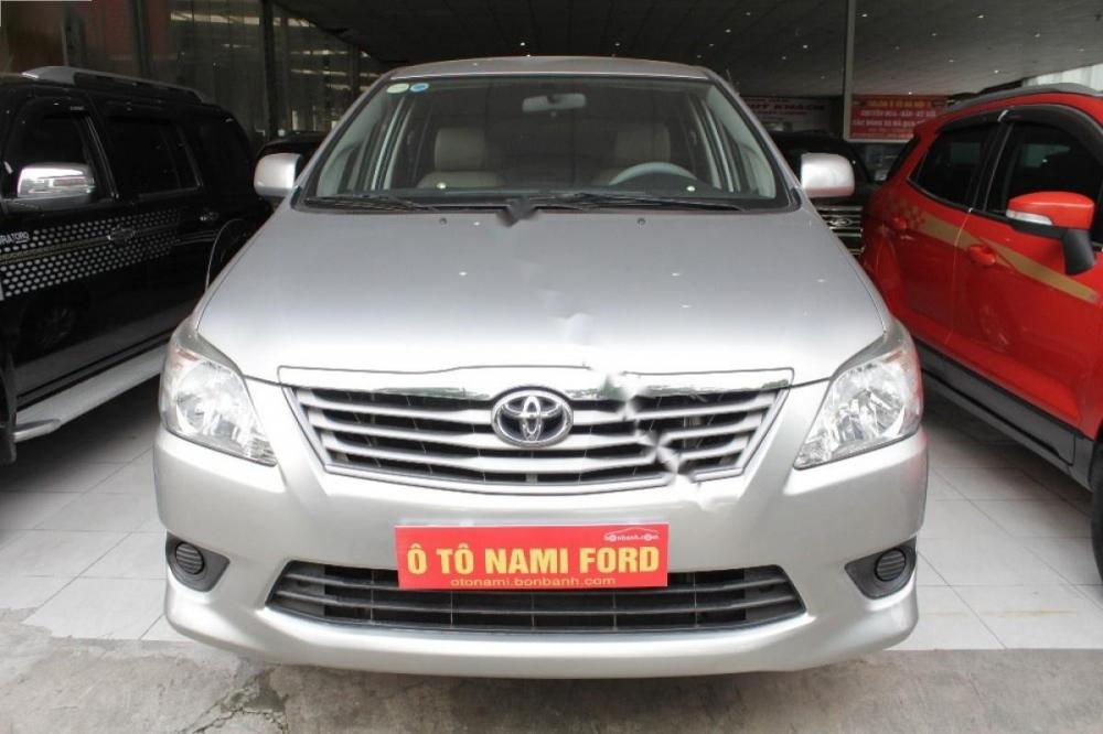 Toyota Innova 2.0E 2013 - Bán xe Toyota Innova 2.0E năm sản xuất 2013, màu bạc số sàn giá cạnh tranh