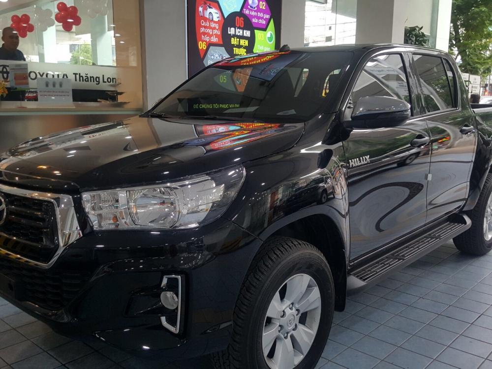 Toyota Hilux E(4x2)AT 2018 - Bán Toyota Hilux E(4x2)AT sản xuất năm 2018, màu đen, nhập khẩu, giá chỉ 695 triệu