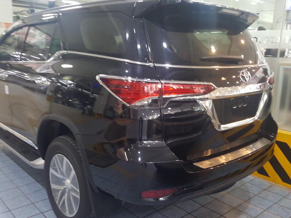 Toyota Fortuner 4x4 AT 2018 - Bán Toyota Fortuner 4x4 AT đời 2018, màu đen, nhập khẩu nguyên chiếc