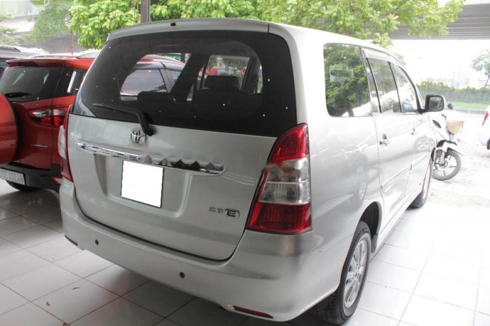 Toyota Innova 2.0E 2013 - Bán xe Toyota Innova 2.0E năm sản xuất 2013, màu bạc số sàn giá cạnh tranh