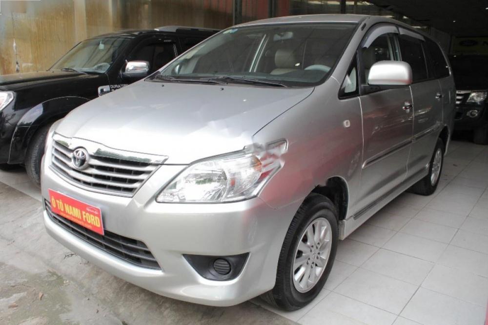 Toyota Innova 2.0E 2013 - Bán xe Toyota Innova 2.0E năm sản xuất 2013, màu bạc số sàn giá cạnh tranh