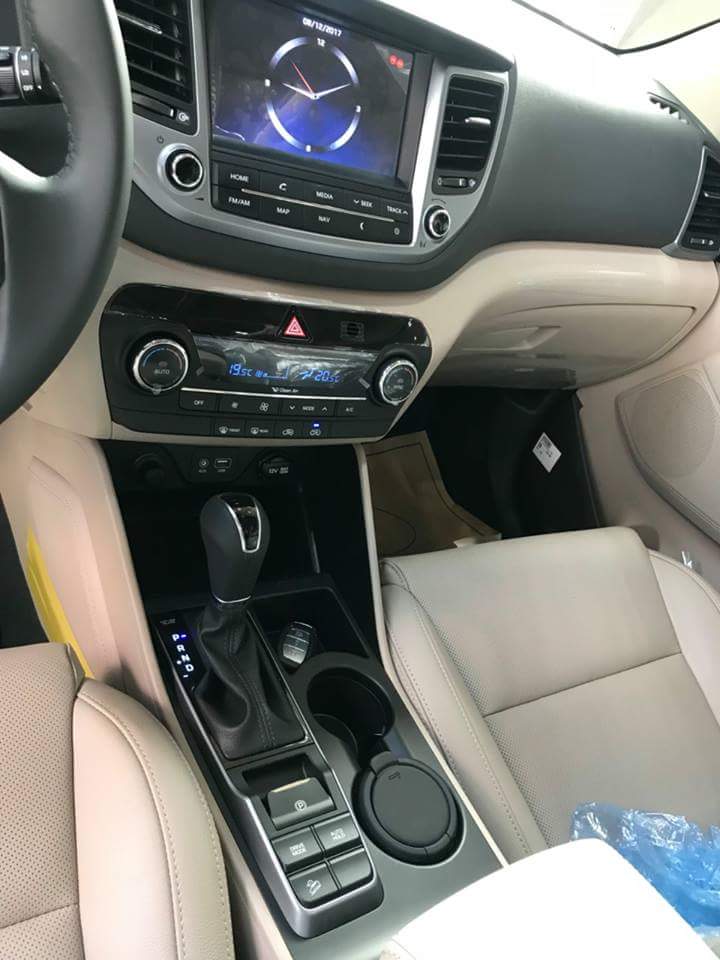 Hyundai Tucson 2.0AT 2018 - Bán Hyundai Tucson xăng đặc biệt màu trắng, khuyến mãi 100% thuế trước bạ