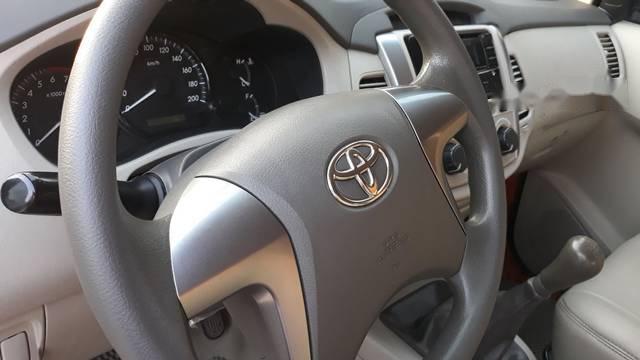 Toyota Innova 2014 - Cần bán Toyota Innova đời 2014, màu bạc, giá tốt