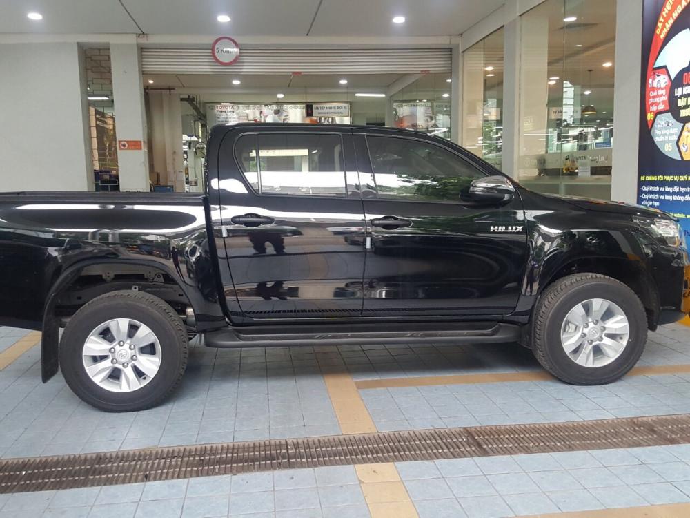 Toyota Hilux E(4x2)AT 2018 - Bán Toyota Hilux E(4x2)AT sản xuất năm 2018, màu đen, nhập khẩu, giá chỉ 695 triệu