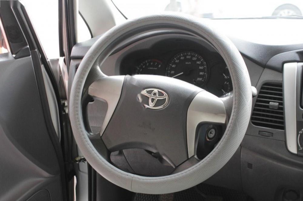 Toyota Innova 2.0E 2013 - Bán xe Toyota Innova 2.0E năm sản xuất 2013, màu bạc số sàn giá cạnh tranh