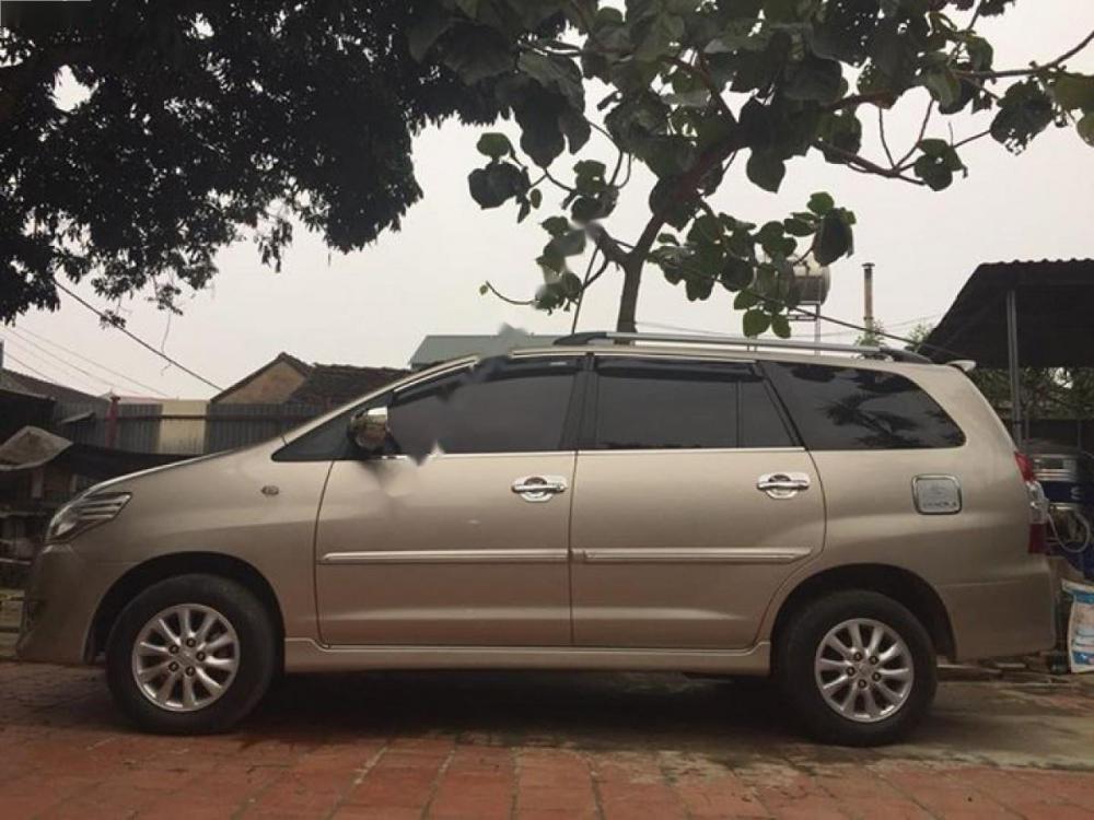 Toyota Innova E 2013 - Bán ô tô cũ Toyota Innova E đời 2013, màu vàng