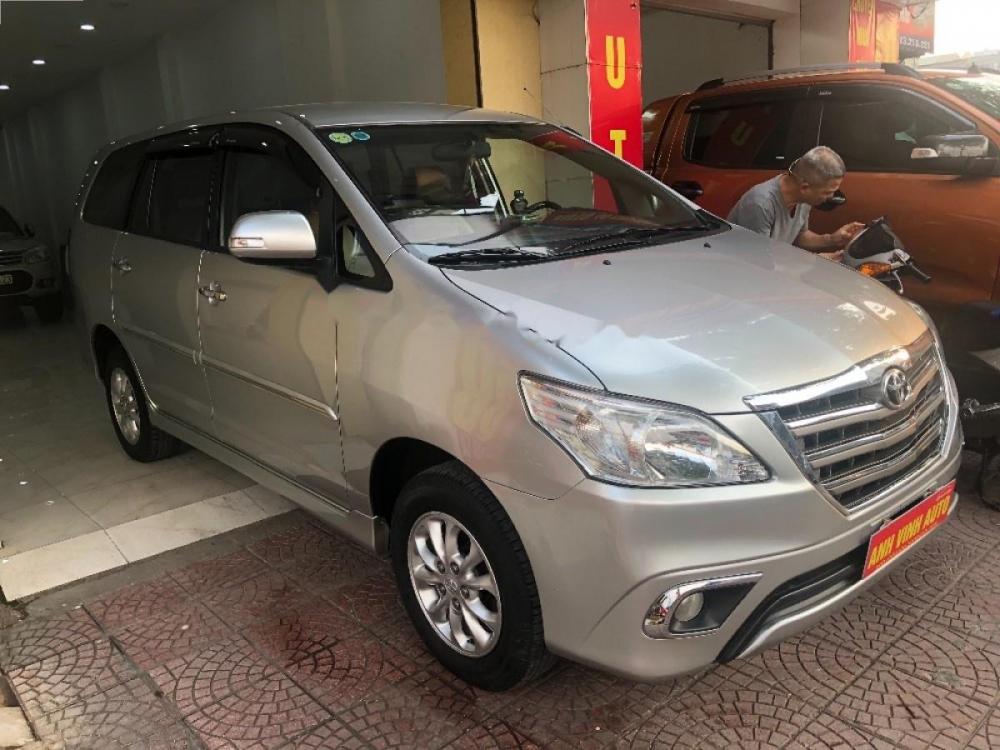 Toyota Innova V 2014 - Bán Toyota Innova V 2014 số tự động, xe đi giữ gìn cẩn thận