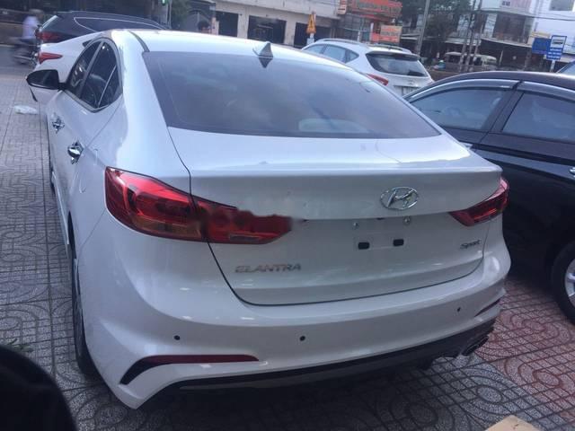 Hyundai Elantra  Sport 2018 - Bán Hyundai Elantra Sport sản xuất năm 2018, màu trắng, xe mới 100%