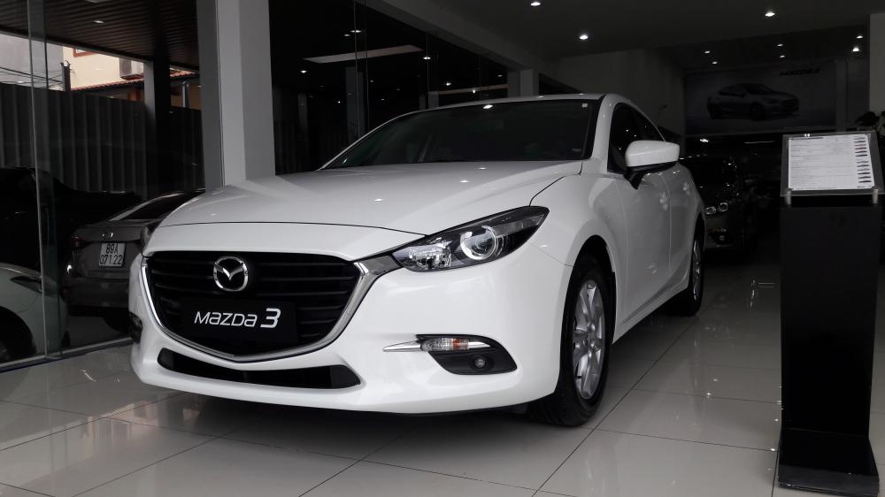 Mazda 3 1.5 2018 - Bán Mazda 3 HB màu trắng, xe mới, đẹp, giá hấp dẫn chỉ cần 230 triệu, đưa ngay xe về. Xe sản xuất 2018