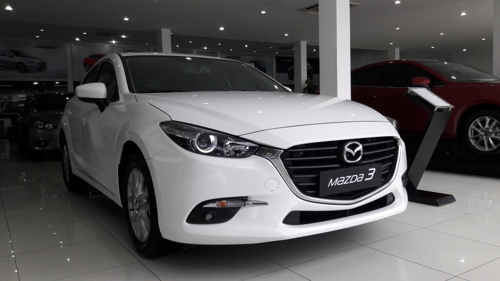 Mazda 3 1.5 2018 - Bán Mazda 3 HB màu trắng, xe mới, đẹp, giá hấp dẫn chỉ cần 230 triệu, đưa ngay xe về. Xe sản xuất 2018