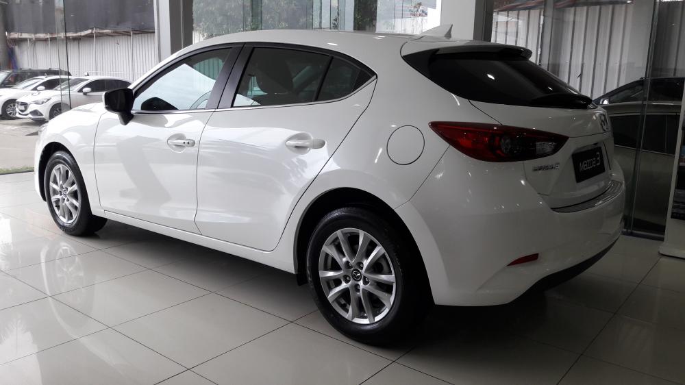 Mazda 3 1.5 2018 - Bán Mazda 3 HB màu trắng, xe mới, đẹp, giá hấp dẫn chỉ cần 230 triệu, đưa ngay xe về. Xe sản xuất 2018