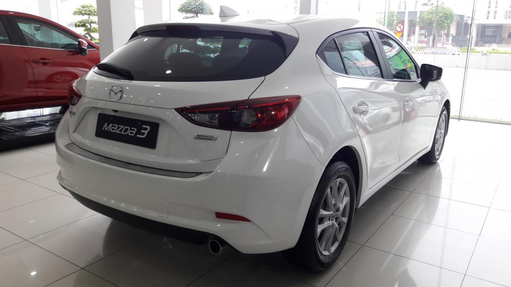 Mazda 3 1.5 2018 - Bán Mazda 3 HB màu trắng, xe mới, đẹp, giá hấp dẫn chỉ cần 230 triệu, đưa ngay xe về. Xe sản xuất 2018