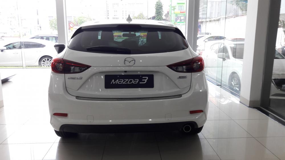 Mazda 3 1.5 2018 - Bán Mazda 3 HB màu trắng, xe mới, đẹp, giá hấp dẫn chỉ cần 230 triệu, đưa ngay xe về. Xe sản xuất 2018