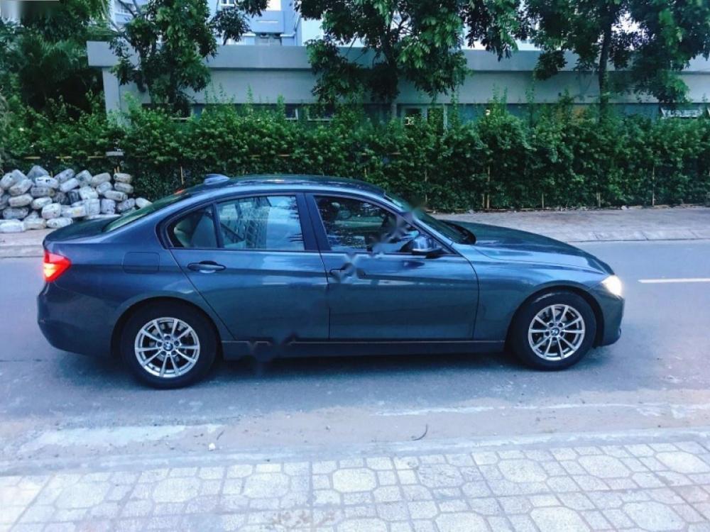 BMW 3 Series 320i 2012 - Cần bán xe BMW 3 Series 320i đời 2012, màu đen, xe nhập số tự động, giá chỉ 800 triệu