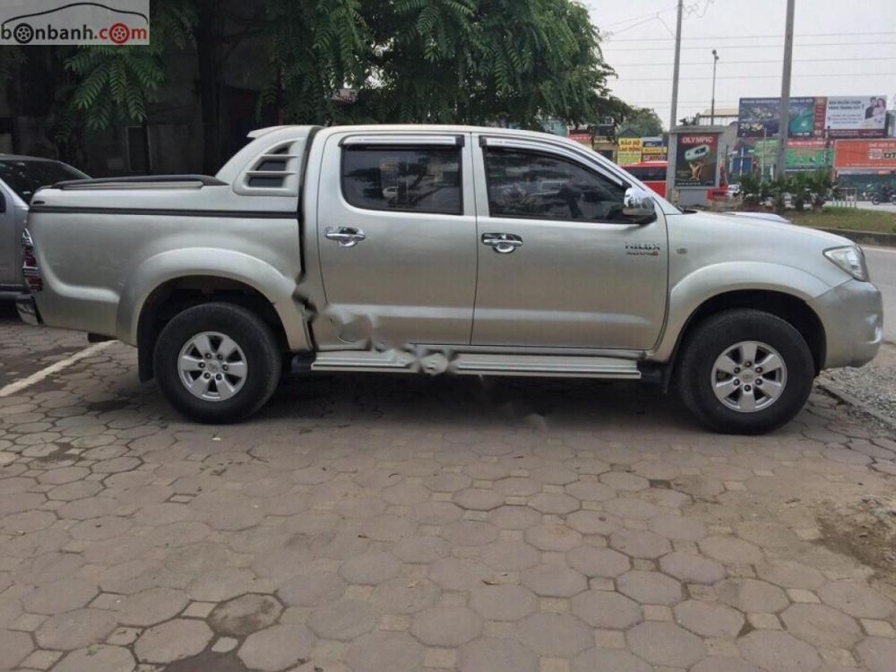 Toyota Hilux G 2010 - Bán Toyota Hilux G sản xuất năm 2010, màu bạc, xe nhập 