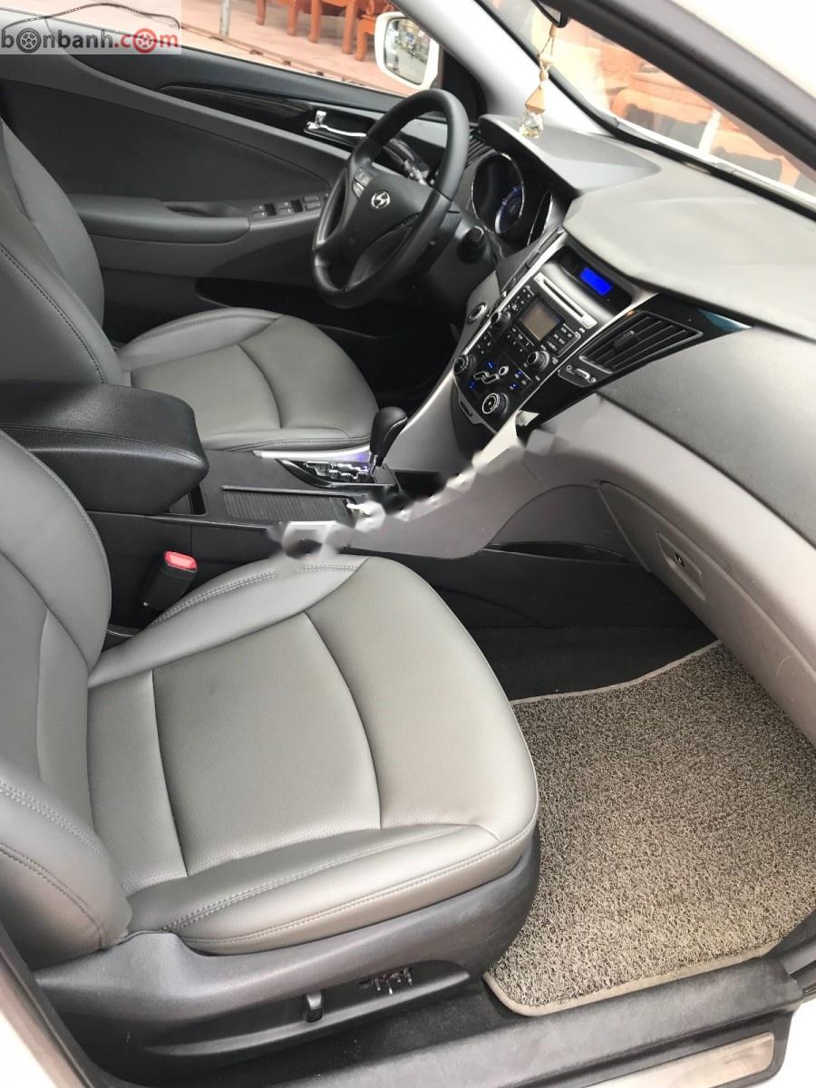 Hyundai Sonata 2011 - Bán Hyundai Sonata sản xuất 2011, màu trắng, xe nhập 