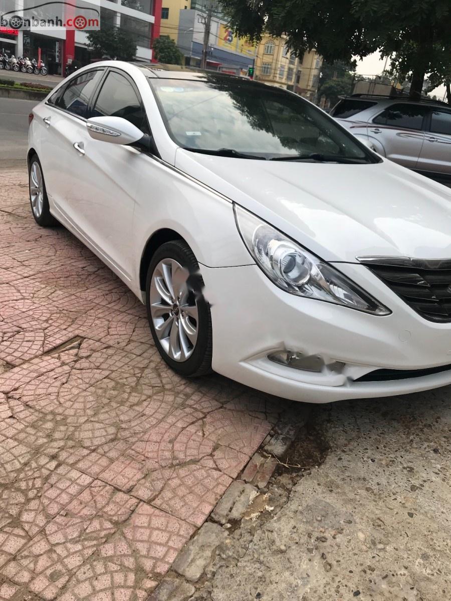 Hyundai Sonata 2011 - Bán Hyundai Sonata sản xuất 2011, màu trắng, xe nhập 