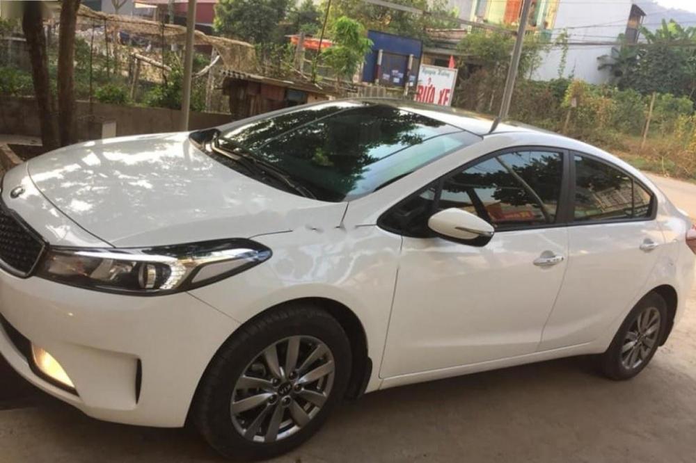 Kia Cerato AT 2017 - Cần bán xe cũ Kia Cerato đời 2017, màu trắng số tự động
