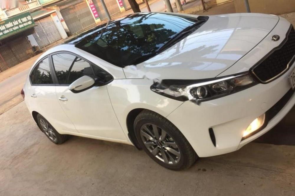 Kia Cerato AT 2017 - Cần bán xe cũ Kia Cerato đời 2017, màu trắng số tự động