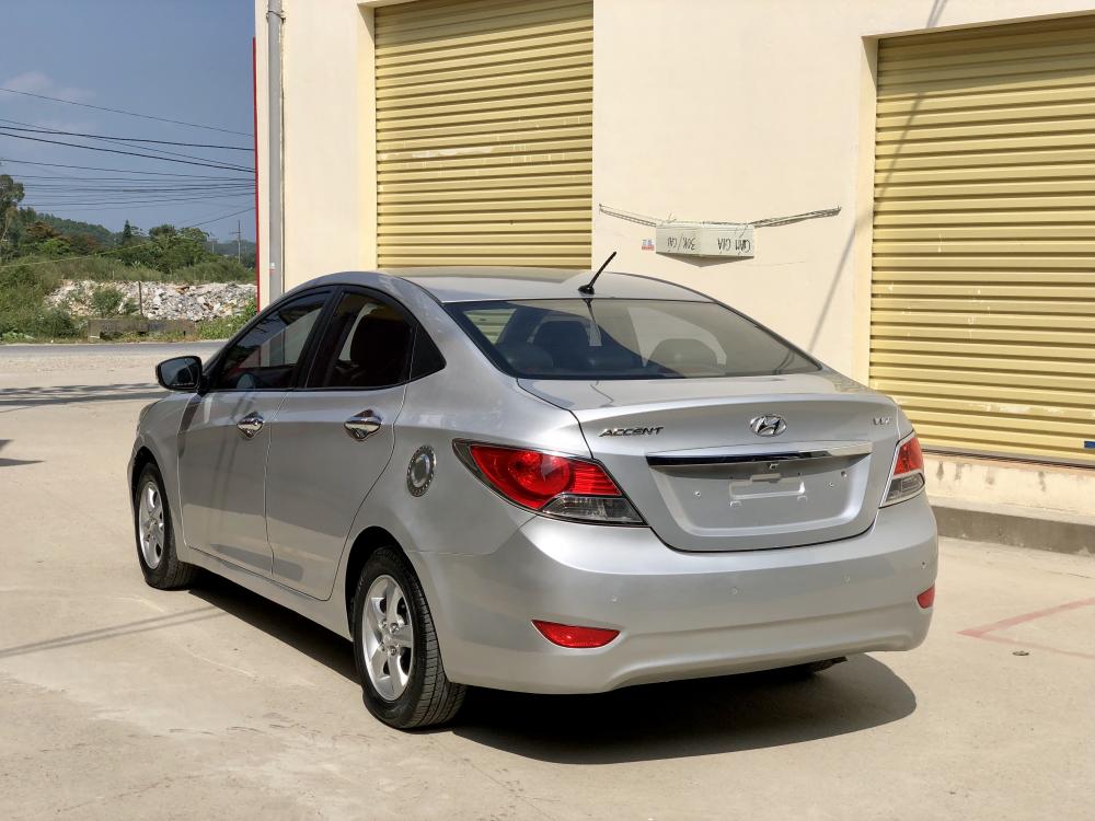 Hyundai Accent VVT 2010 - Cần bán xe Hyundai Accent VVT năm 2010, màu bạc, 325 triệu