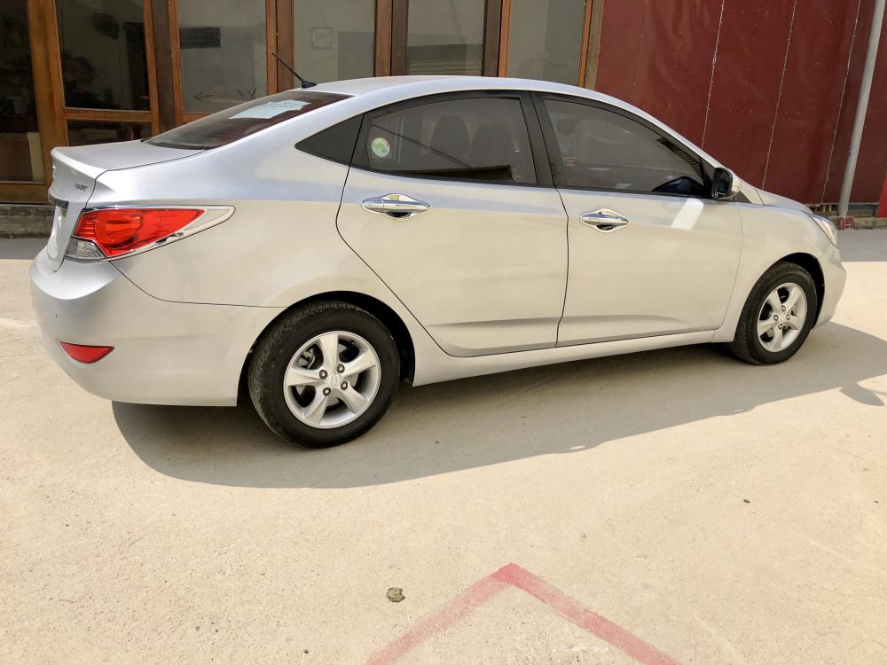 Hyundai Accent VVT 2010 - Cần bán xe Hyundai Accent VVT năm 2010, màu bạc, 325 triệu