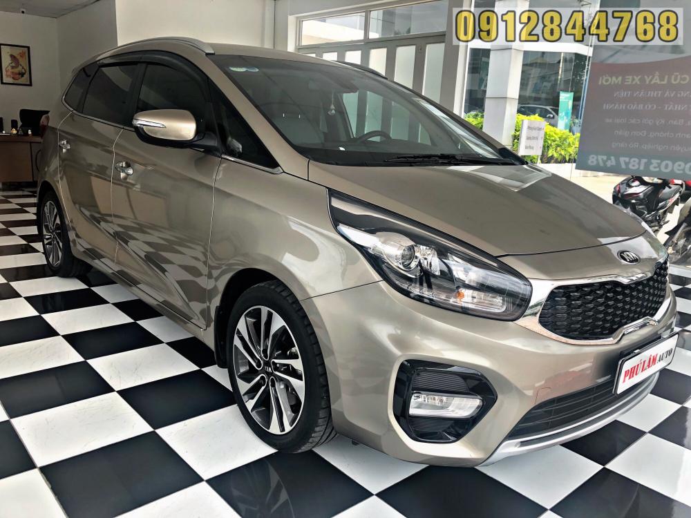 Kia Rondo GAT 2018 - Bán Kia Rondo GAT 2017 số tự động, xe chạy 15000km, hỗ trợ trả góp 75%. LH nhận gía yêu thương