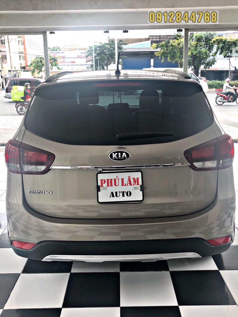 Kia Rondo GAT 2018 - Bán Kia Rondo GAT 2017 số tự động, xe chạy 15000km, hỗ trợ trả góp 75%. LH nhận gía yêu thương