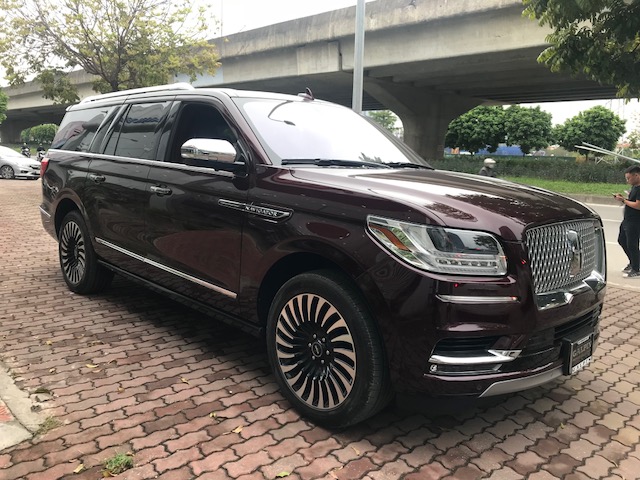 Lincoln Navigator 2018 - Bán Lincoln Navigator Black Label L 2018 màu đỏ, nội thất nâu da bò mới 100%
