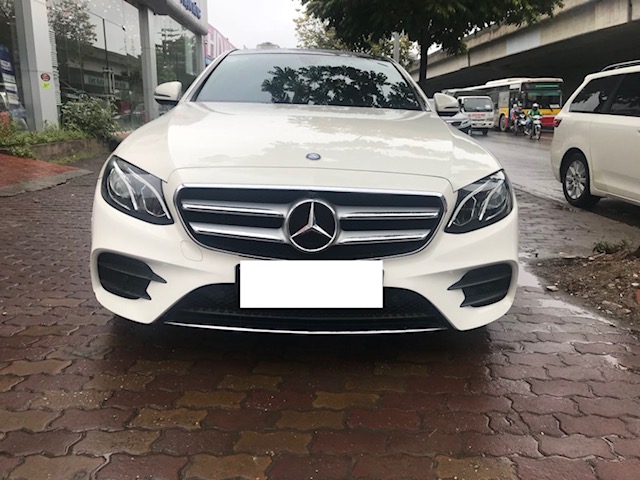 Mercedes-Benz E300 AMG 2016 - Bán Mercedes E300 AMG màu trắng xe sản xuất 2016 đăng ký tháng 12 2016 tên cty hóa đơn cao