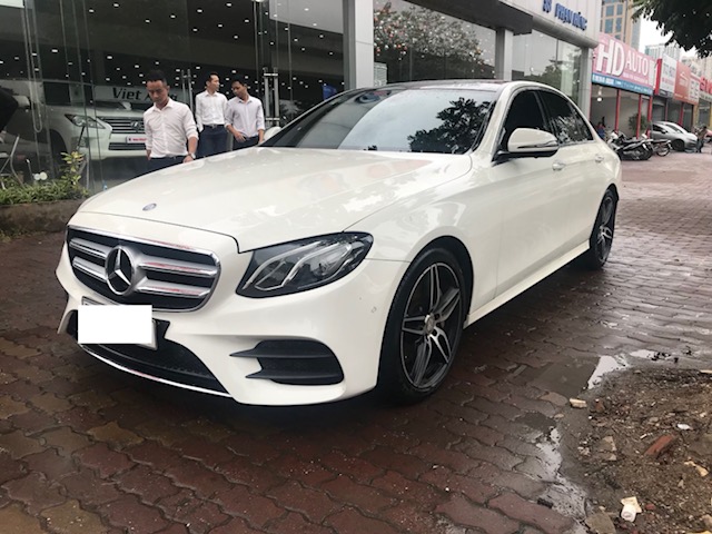 Mercedes-Benz E300 AMG 2016 - Bán Mercedes E300 AMG màu trắng xe sản xuất 2016 đăng ký tháng 12 2016 tên cty hóa đơn cao