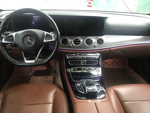 Mercedes-Benz E300 AMG 2016 - Bán Mercedes E300 AMG màu trắng xe sản xuất 2016 đăng ký tháng 12 2016 tên cty hóa đơn cao