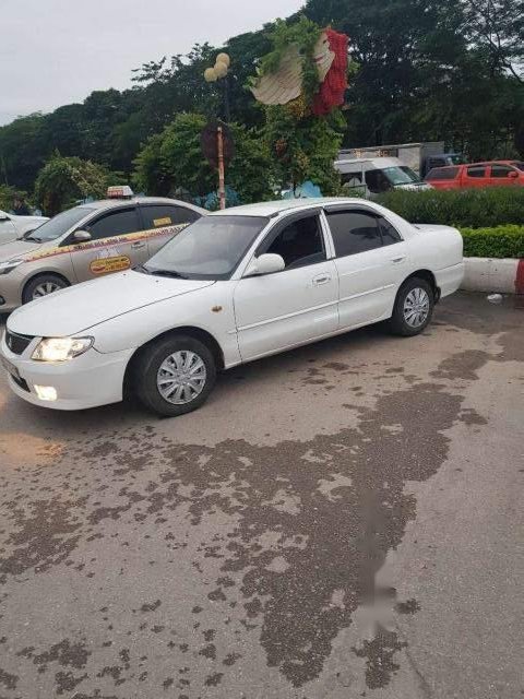 Mitsubishi Galant 1995 - Bán xe Mitsubishi Galant năm 1995, màu trắng, máy êm ru