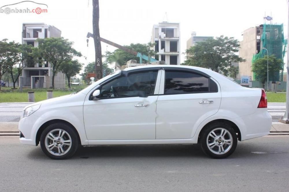 Chevrolet Aveo LTZ 2015 - Cần bán xe Chevrolet Aveo LTZ sản xuất 2015, màu trắng  