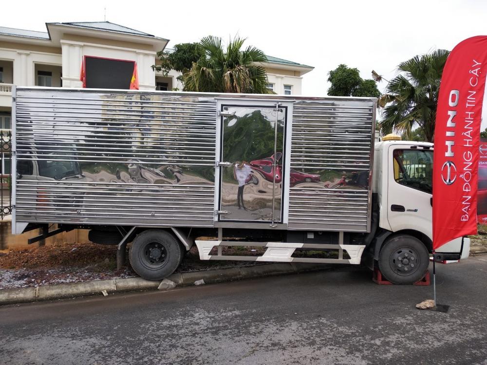 Hino 300 Series XZU720 2018 - Hino Euro 4 XZU720 3,5 tấn thùng kín dài 4,4m. Khuyễn mãi lớn nhất