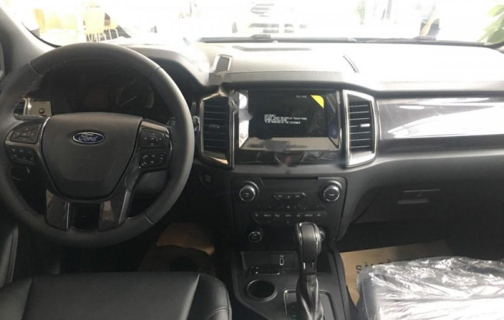 Ford Everest Titanium 2.0L 4x2 AT 2018 - Cần bán xe Ford Everest Titanium 2.0L 4x2 AT 2018, màu đen, nhập Thái, động cơ 2.0L mạnh mẽ với công nghệ Turbo, hộp số 10 cấp êm ái