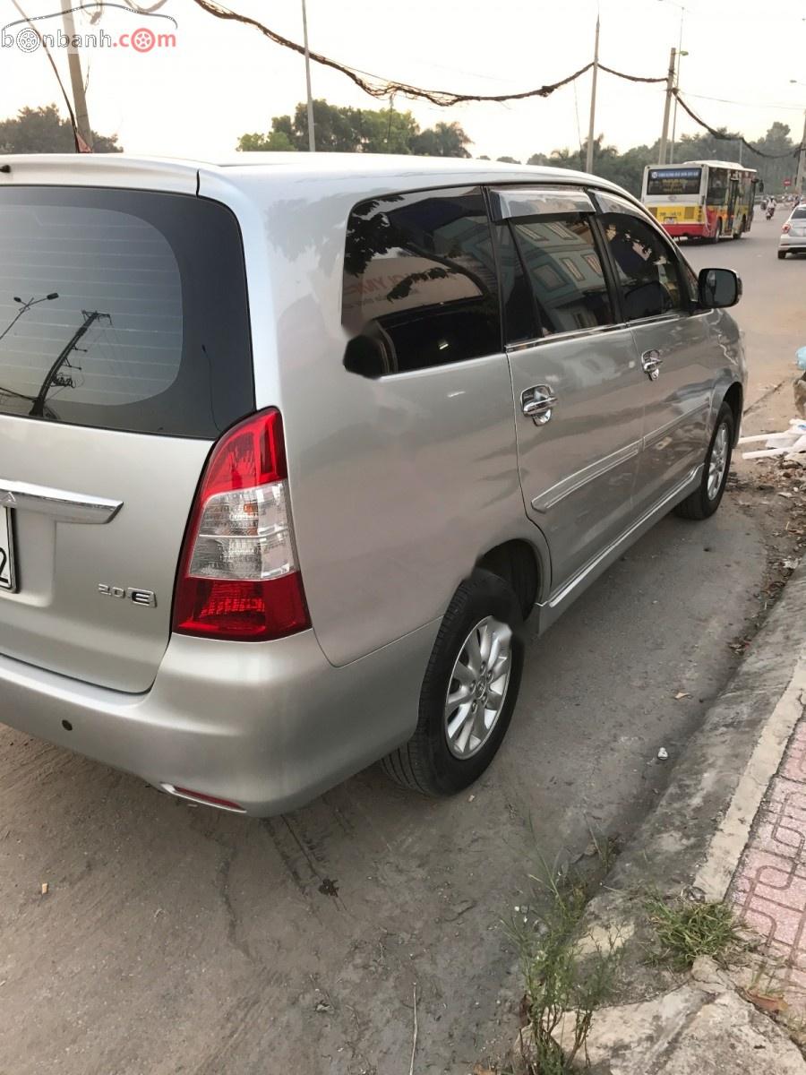 Toyota Innova 2.0E 2013 - Bán Toyota Innova 2.0E 2013, màu bạc, giá 535tr