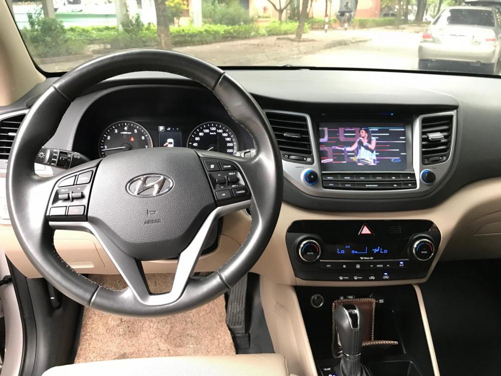 Hyundai Tucson 2.0 AT 2015 - Bán Hyundai Tucson 2.0 AT Sx 2016, xe chính chủ mua từ mới, sơn zin cả xe, lốp theo xe cả dàn