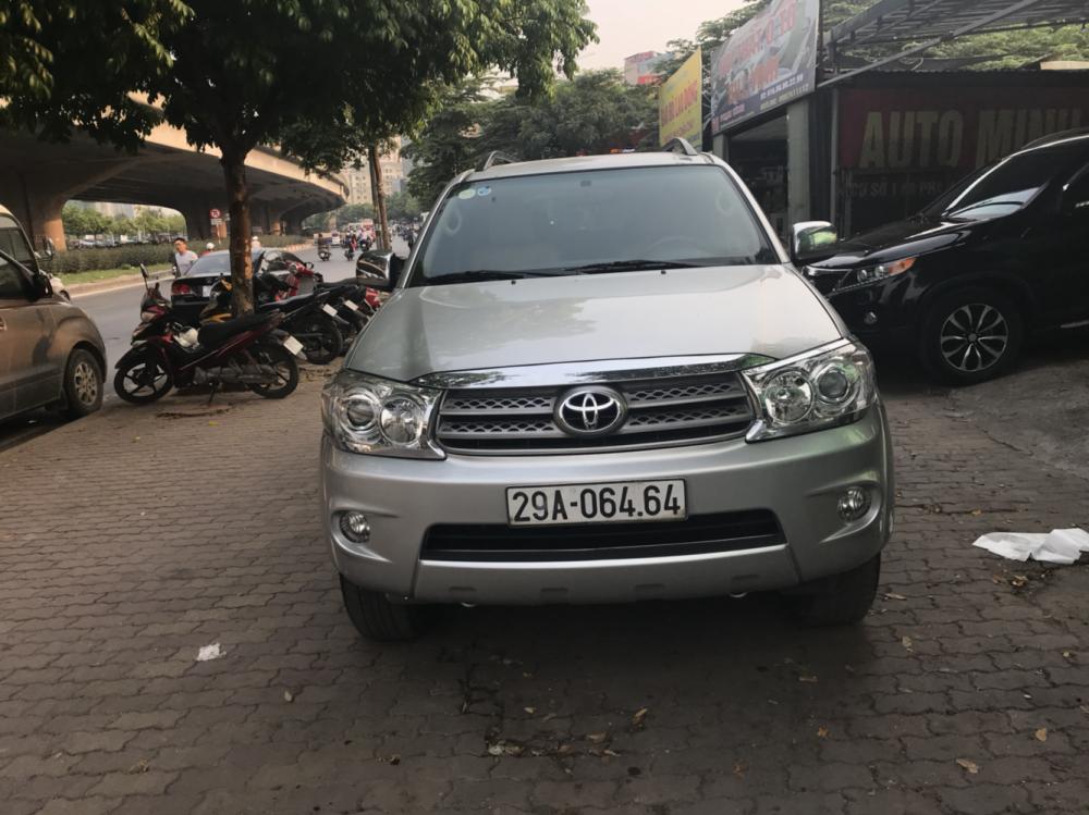 Toyota Fortuner V 2011 - Cần bán gấp Toyota Fortuner đời 2011 màu bạc, giá tốt