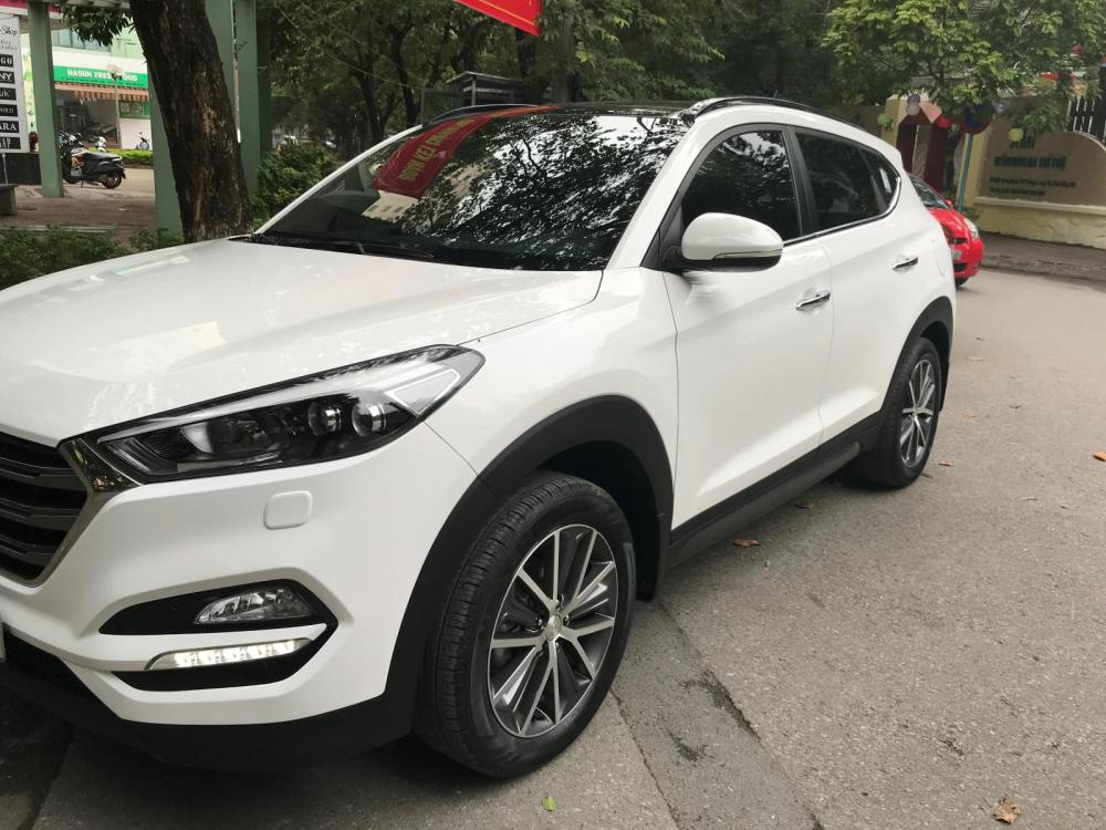 Hyundai Tucson 2.0 AT 2015 - Bán Hyundai Tucson 2.0 AT Sx 2016, xe chính chủ mua từ mới, sơn zin cả xe, lốp theo xe cả dàn