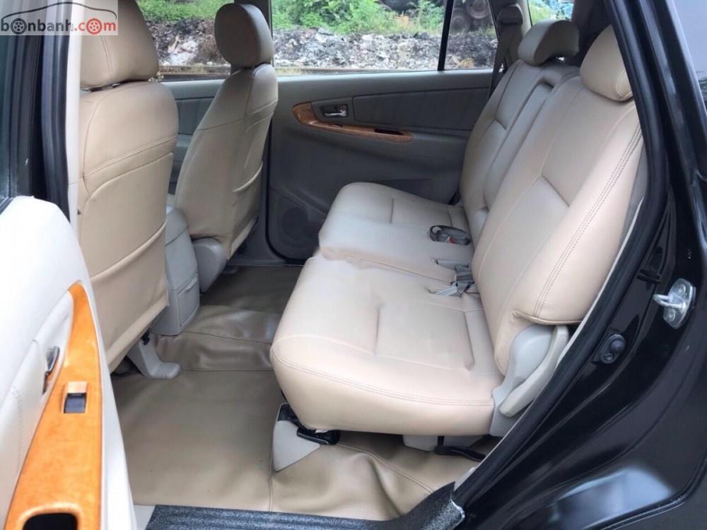 Toyota Innova V 2011 - Bán Toyota Innova V đời 2011, màu đen như mới, giá tốt