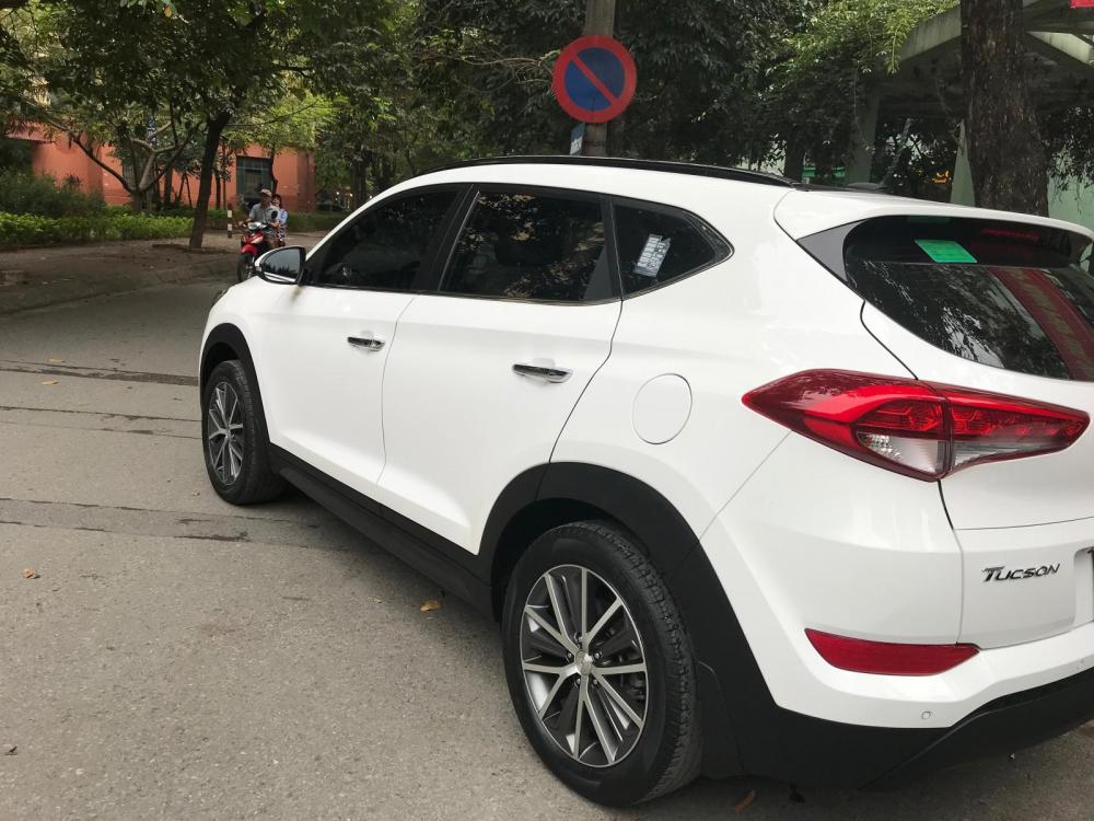 Hyundai Tucson 2.0 AT 2015 - Bán Hyundai Tucson 2.0 AT Sx 2016, xe chính chủ mua từ mới, sơn zin cả xe, lốp theo xe cả dàn