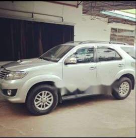 Toyota Fortuner 2014 - Bán Toyota Fortuner đời 2014, màu bạc còn mới, 800tr