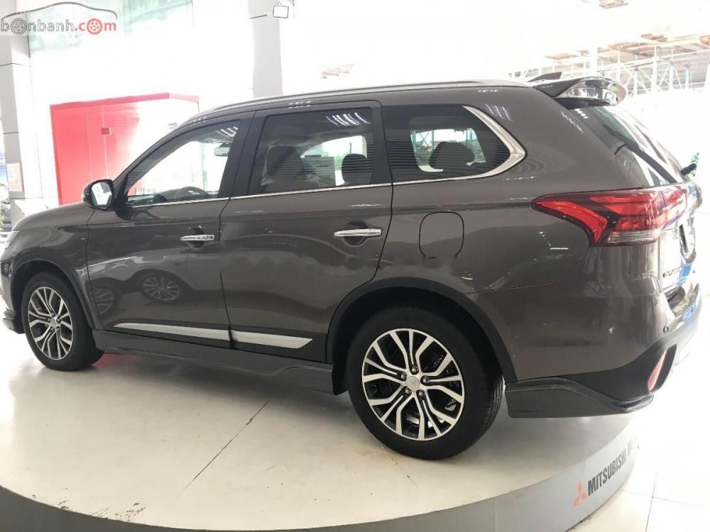 Mitsubishi Outlander 2.4 CVT Premium 2018 - Cần bán Mitsubishi Outlander 2.4 CVT Premium năm sản xuất 2018, màu nâu