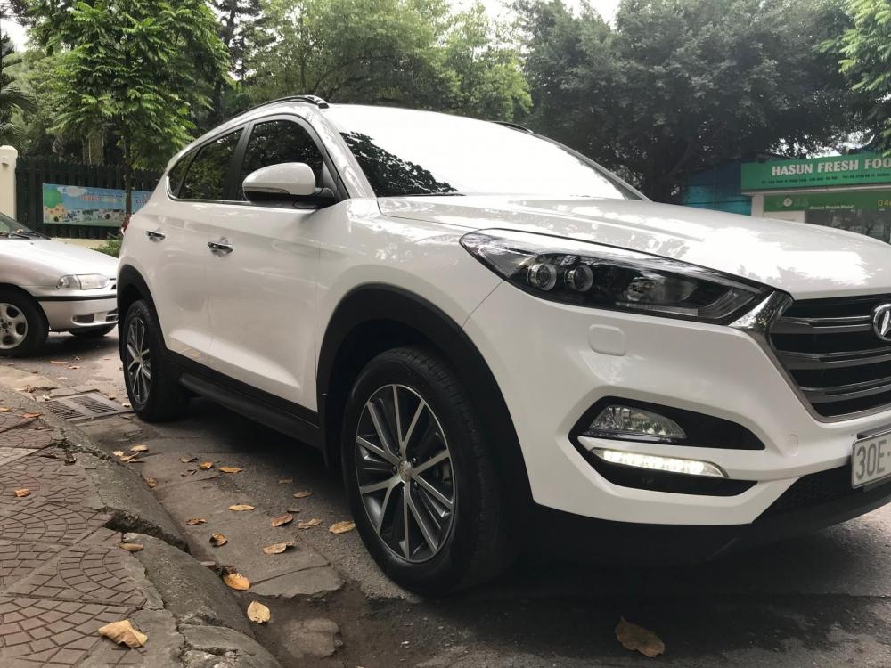 Hyundai Tucson 2.0 AT 2015 - Bán Hyundai Tucson 2.0 AT Sx 2016, xe chính chủ mua từ mới, sơn zin cả xe, lốp theo xe cả dàn