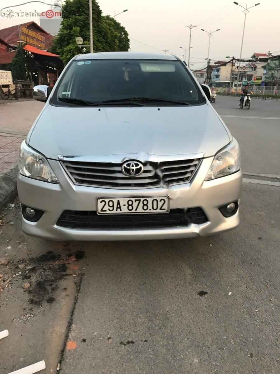 Toyota Innova 2.0E 2013 - Bán Toyota Innova 2.0E 2013, màu bạc, giá 535tr