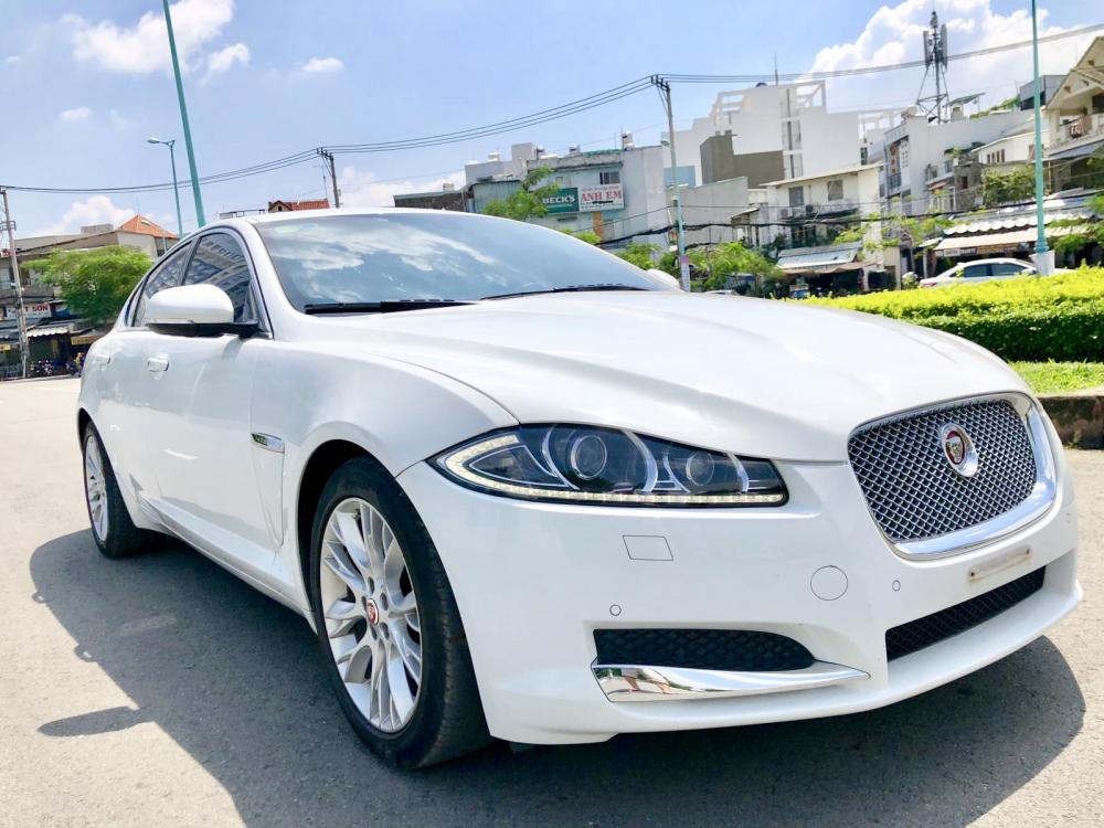 Jaguar XF 2016 - Jaguar XF ĐK 2016 hàng full màu trăng 5 chỗ, hàng full đủ đồ chơi, số tự động